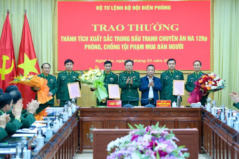 Lãnh đạo Bộ Tư lệnh Bộ đội Biên phòng và tỉnh Nghệ An trao thưởng, tặng hoa các tập thể có thành tích xuất sắc trong đấu tranh, triệt phá thành công chuyên án NA126p