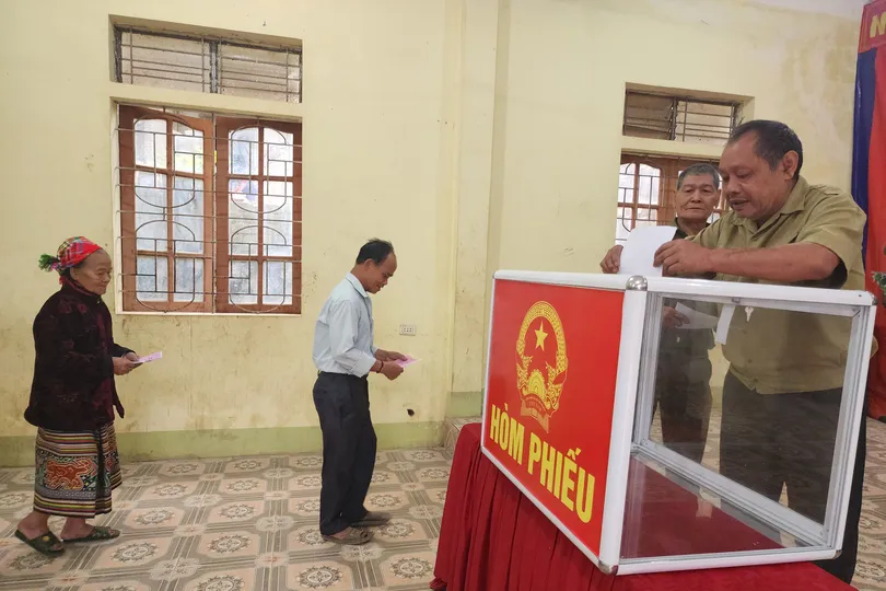 Sáng 13-3, cử tri tại bản Phồng (xã Tam Thái, tỉnh Nghệ An)bỏ phiếu bầu cử