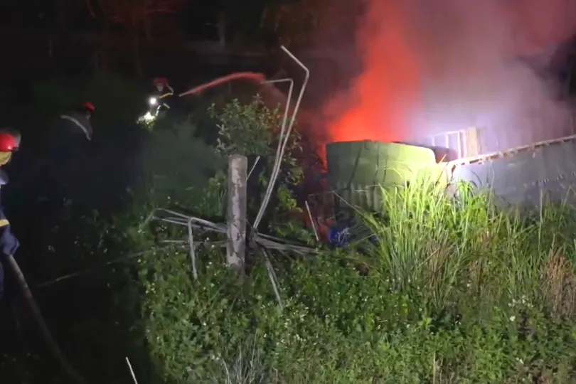 Đội Cảnh sát PCCC-CNCH khu vực Vũng Áng có mặt tại hiện trường để dập tắt đám cháy 