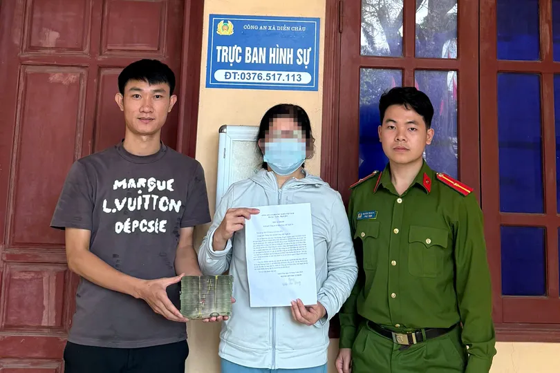 Chiều 25-3, tại trụ sở Công an xã Diễn Châu, chị Đ.T.D. đã nhận lại 100 triệu đồng và viết thư cảm ơn đến anh Trần Văn Dương