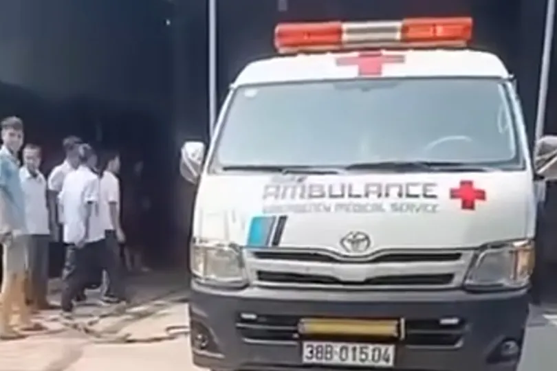 Xe cấp cứu đưa ông Q. đi bệnh viện, song do nhiều vết thương nặng khiến ông không qua khỏi
