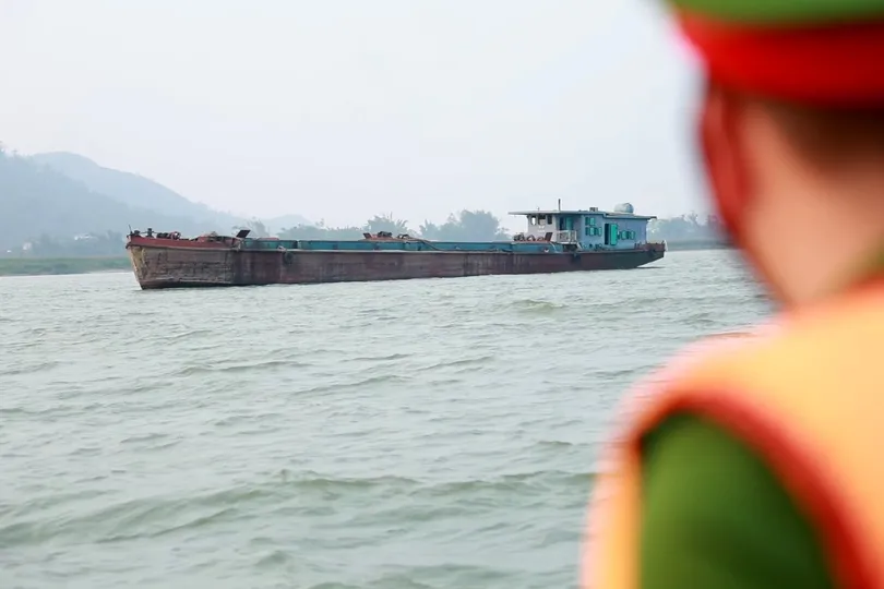 Lực lượng công an tuần tra trên tuyến sông Lam