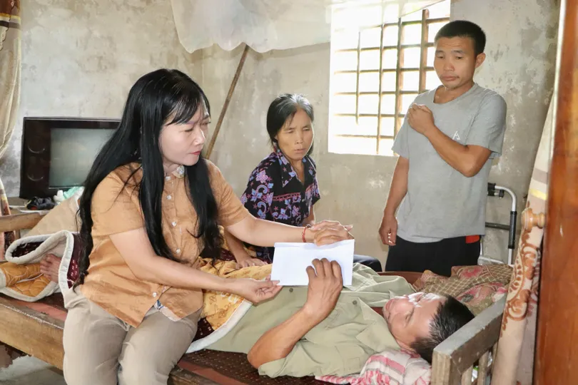 Bà Phan Hồng Yến, Chủ tịch UBND xã Vũ Quang trao 16 triệu đồng của bạn đọc Báo SGGP hỗ trợ gia đình ông Phạm Văn Hiển