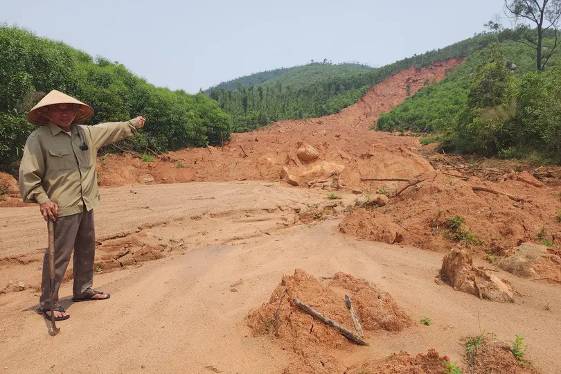 Ông Phạm Văn Thuận tại khu vực sạt lở dưới chân núi Động Thạch
