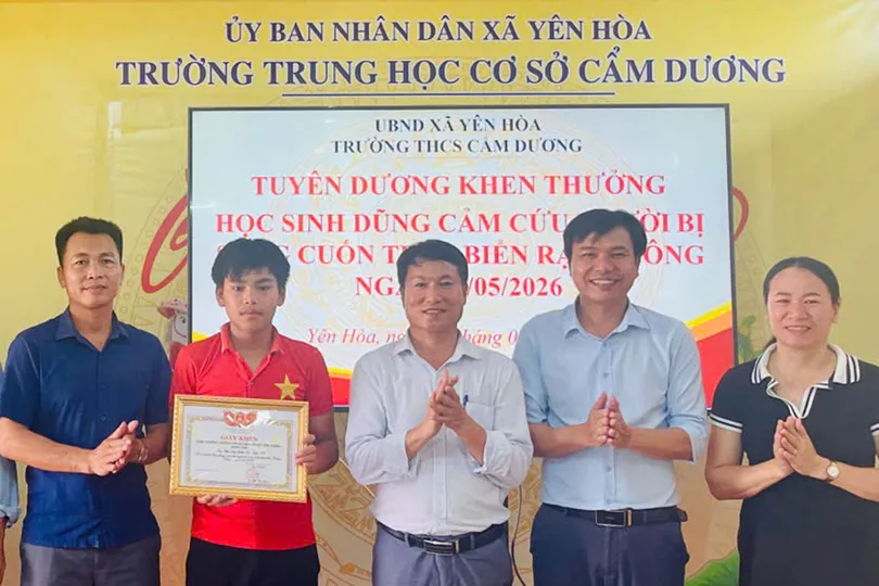 Lãnh đạo nhà trường tặng giấy khen cho em Chu Văn Tuấn Vũ