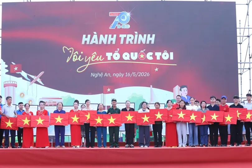 Trao tặng cờ Tổ quốc tới người dân tại lễ khởi động hành trình