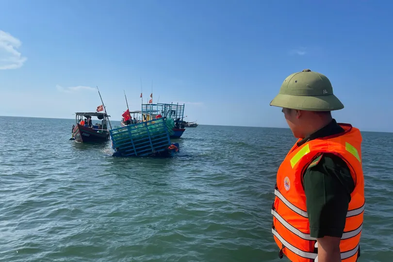 Các lực lượng tham gia cứu hộ tàu cá bị chìm trên biển 