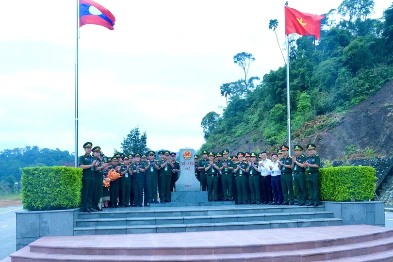 Đoàn đại biểu sĩ quan trẻ lực lượng bảo vệ biên giới hai nước cùng các đại biểu chụp ảnh lưu niệm tại mốc quốc giới 460 