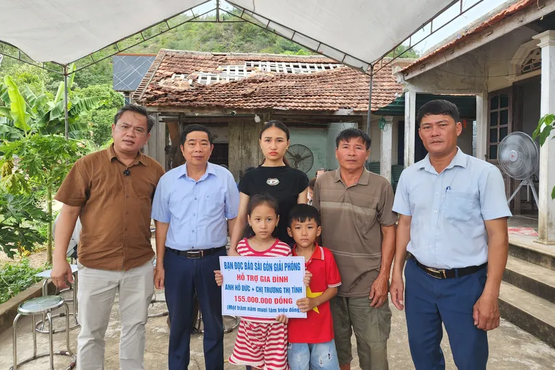 Đại điện Báo SGGP và địa phương trao 155 triệu đồng của bạn đọc cho ba mẹ con chị Trương Thị Tình - vợ con của anh Hồ Đức