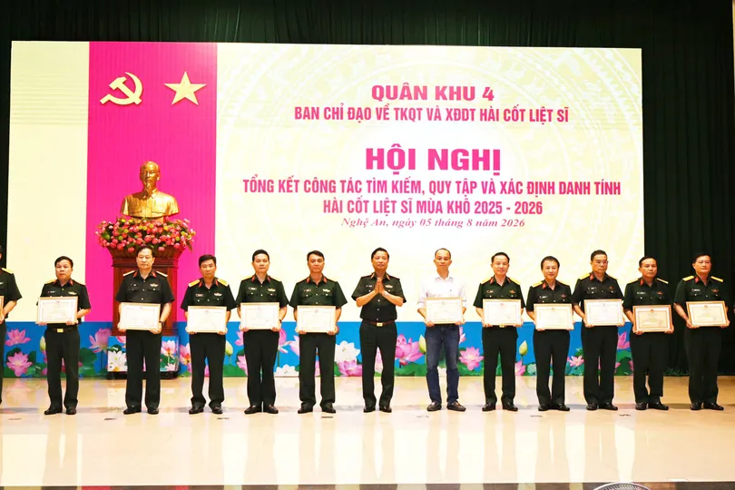 Trung tướng Hà Thọ Bình, Tư lệnh Quân khu trao Bằng khen cho các tập thể có thành tích xuất sắc trong thực hiện nhiệm vụ tìm kiếm, quy tập và xác định danh tính hài cốt liệt sĩ mùa khô năm 2025-2026