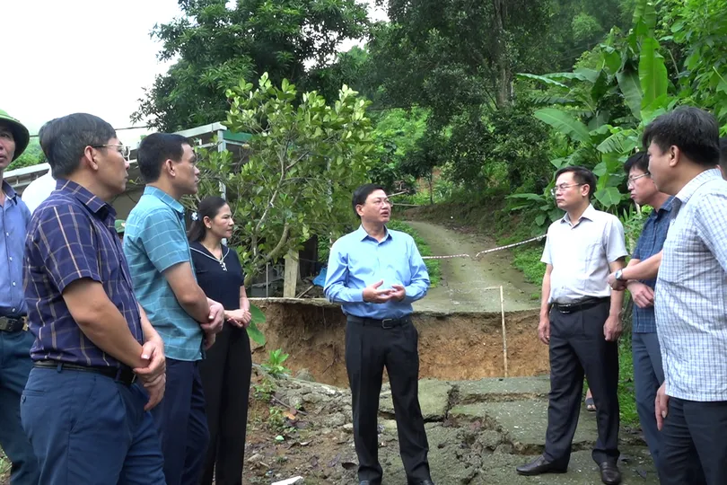 Đoàn công tác tỉnh Thanh Hóa kiểm tra hiện trường sạt lở ở khu dân cư bản Thanh Sơn