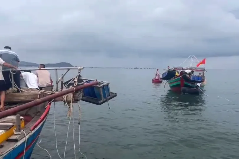 Nghệ An: 2 tàu cá bị chìm, 4 thuyền viên được ứng cứu kịp thời