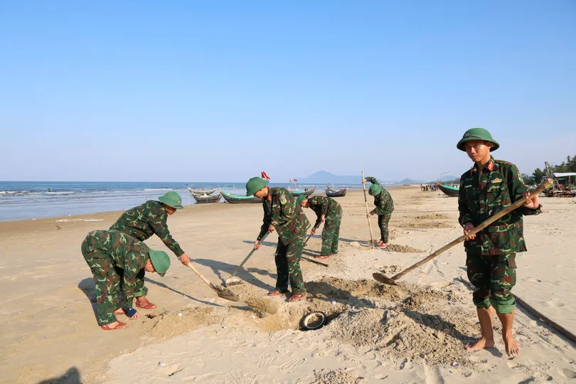 Chính quyền xã Yên Hòa phối hợp cán bộ, chiến sĩ Trung đoàn 841 thu gom, chôn lấp vỏ nghêu tím