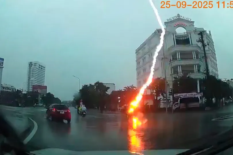 Khoảnh khắc người phụ nữ gặp nạn. Ảnh cắt từ clip 