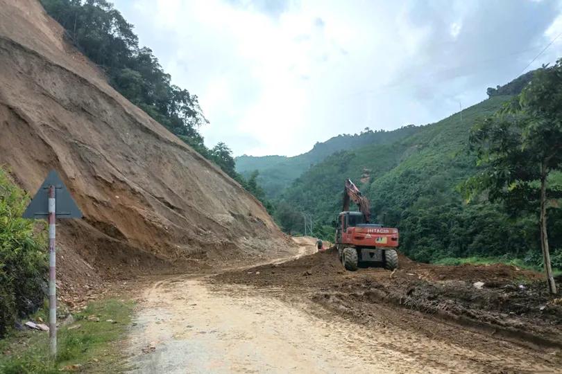 Thông tuyến đường vào hai bản vùng cao ở Nghệ An 