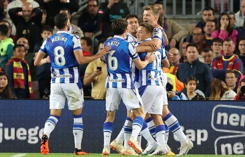 Real Sociedad đánh bại một Barcelona kém may mắn với tỷ số 2-1 vào Chủ nhật.