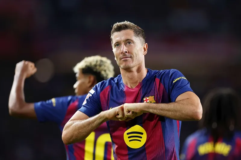 Robert Lewandowski chỉ quyết định tương lai sau cuộc bầu cử Chủ tịch Barcelona.