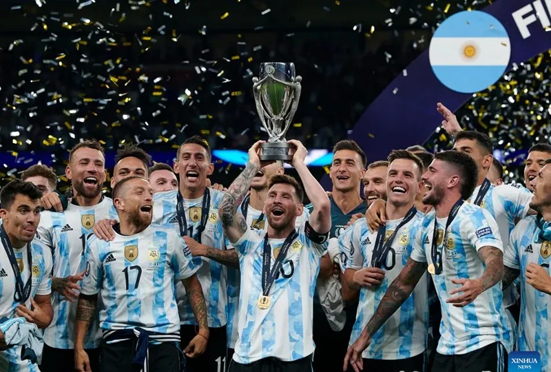 Lionel Messi và Argentina đánh bại Italy 3-0 nâng cao cúp Finalissima tại Wembley vào năm 2022.