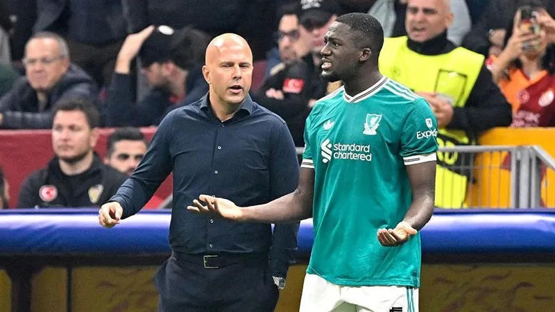 HLV Arne Slot trong trận thua 0-1 của Liverpool tại Galatasaray ở vòng bảng.