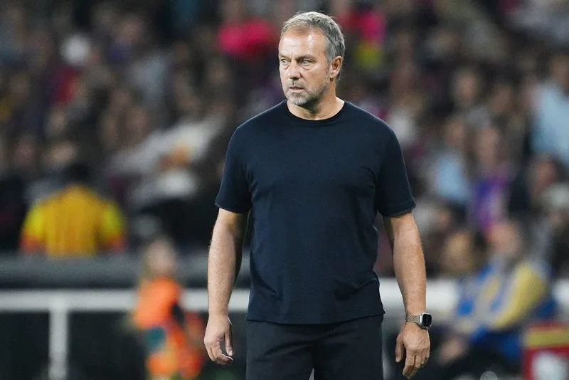 HLV Hansi Flick đối mặt với một tình thế rất khó xử cho trận derby Catalan gặp Espanyol.