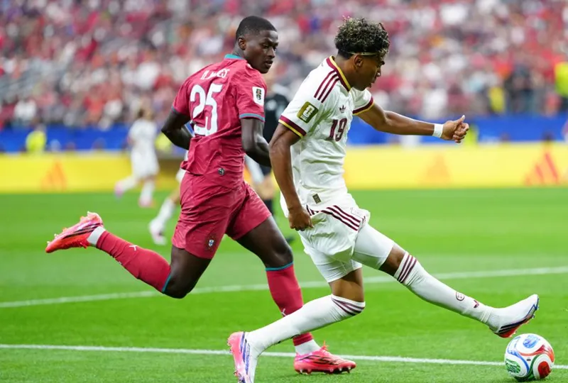 Nuno Mendes (trái) theo sát Lamine Yamal tại World Cup 2026. Ảnh: THX