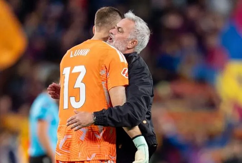 Andriy Lunin nhận được cái ôm từ HLV Jose Mourinho sau trận đấu. Ảnh: THX