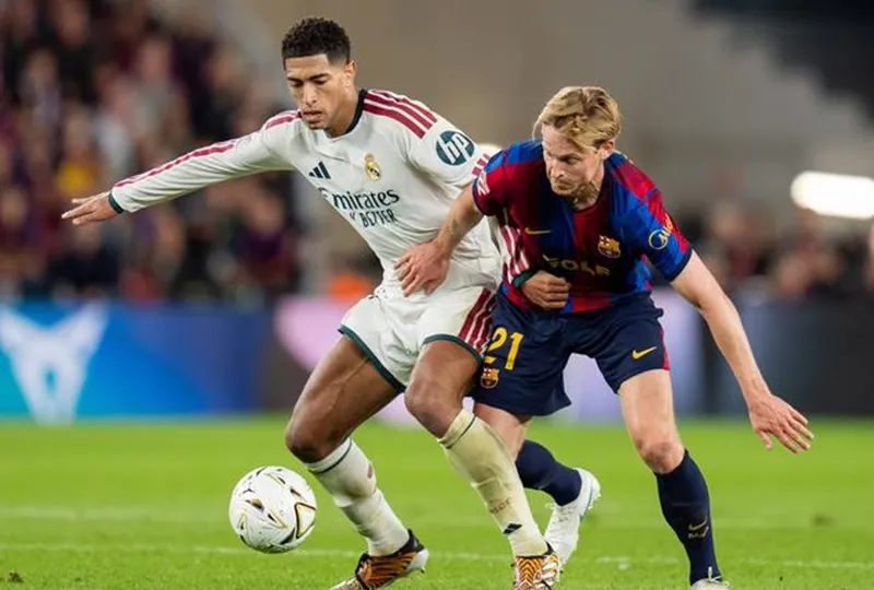 Frenkie de Jong (phải) vừa tái xuất trong màu áo Barcelona ở trận gặp Real Madrid. Ảnh: THX
