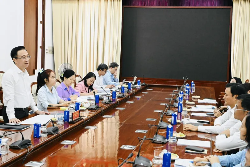 Đồng chí Đặng Minh Thông, Phó Bí thư Thành ủy tại buổi làm việc với Ban Thường vụ Đảng uỷ phường Sài Gòn - Ảnh: VIỆT DŨNG