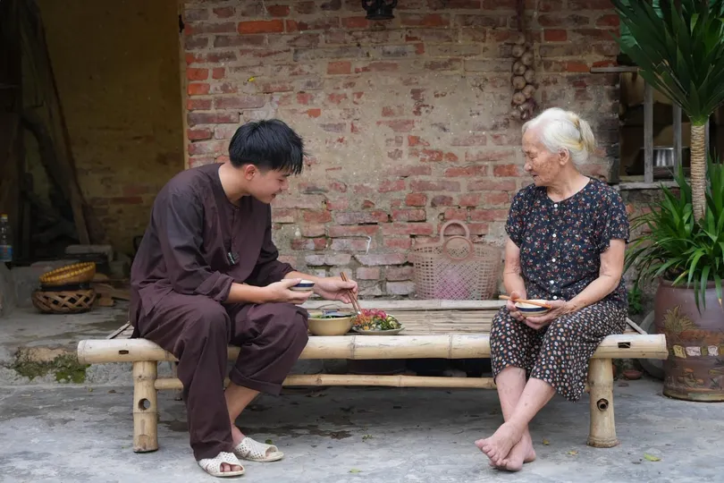 Hình ảnh gợi về ký ức làng quê thân thương bên ông bà trong Bếp quê choa (Ảnh: Bếp quê choa)