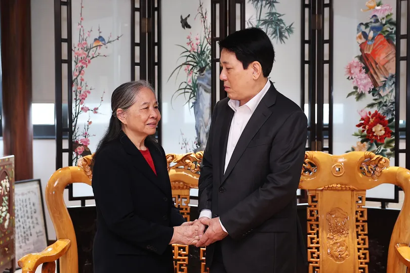 Chủ tịch nước Lương Cường thăm hỏi, chúc tết bà Ngô Thị Mận, phu nhân Tổng Bí thư Nguyễn Phú Trọng. Ảnh: TTXVN