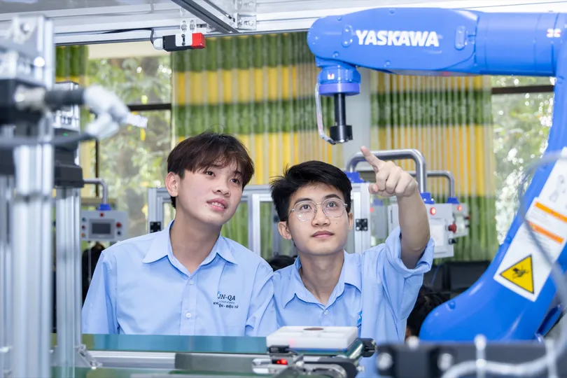 Sinh viên Khoa Cơ khí chế tạo máy Trường ĐH Công nghệ và Kỹ thuật TPHCM trong giờ học thực hành tại phòng thí nghiệm. Ảnh: THANH HÙNG