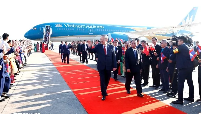 Tổng Bí thư Tô Lâm đến Thủ đô Vientiane, bắt đầu chuyến thăm cấp Nhà nước tới Cộng hòa Dân chủ Nhân dân Lào. Ảnh: TTXVN