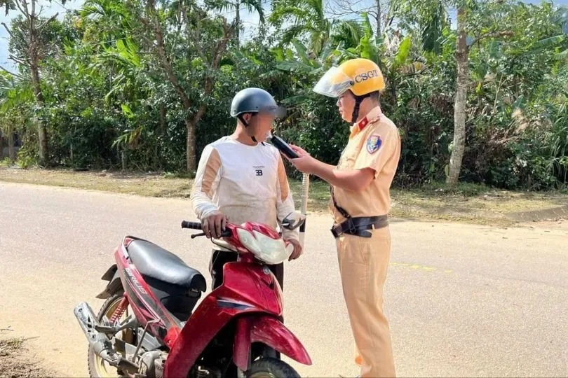 Lực lượng cảnh sát giao thông kiểm tra nồng độ cồn người điều khiển phương tiện