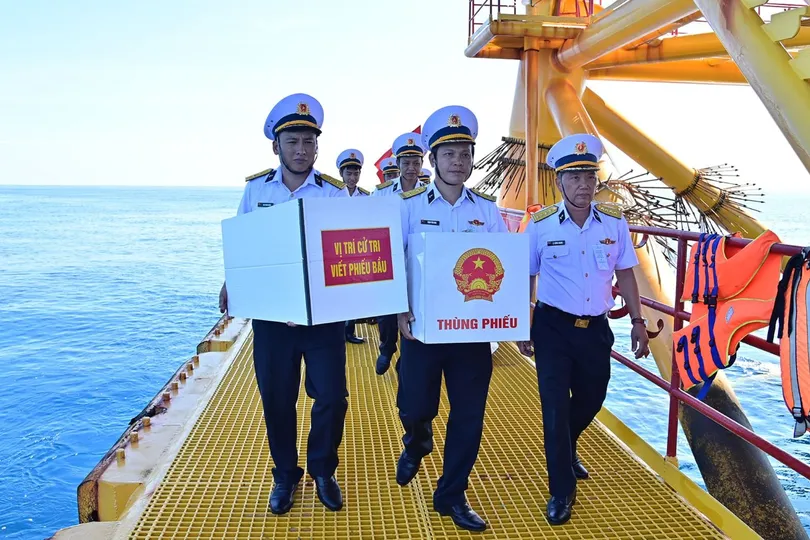 Mang lá phiếu bầu cử đến cử tri nơi biển đảo tiền tiêu