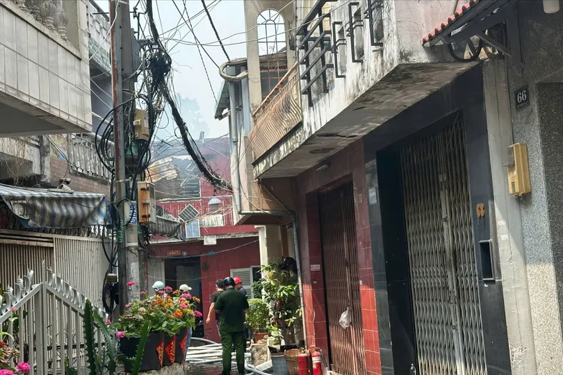 TPHCM: 5 căn nhà bị cháy trên đường Thái Phiên, phường Minh Phụng