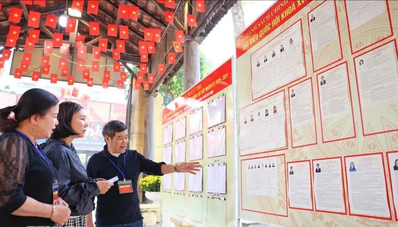 Mọi công tác chuẩn bị tại khu vực bỏ phiếu số 05, Trường THCS Trưng Vương (phường Cửa Nam) đã cơ bản hoàn tất để đón cử tri đi bầu cử. Ảnh: TTXVN