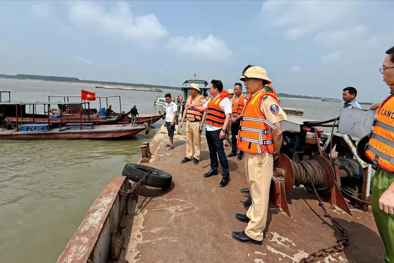 Phú Thọ: Chìm tàu hút cát trên sông Hồng, ít nhất 1 người tử vong