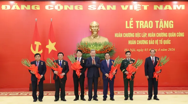 Tổng Bí thư Tô Lâm trao các Huân chương cao quý tặng Chủ tịch nước Lương Cường, Thủ tướng Phạm Minh Chính và các đồng chí Lãnh đạo Đảng, Nhà nước, Quân đội vì những đóng góp xuất sắc trong xây dựng lực lượng Quân đội nhân dân Việt Nam anh hùng. Ảnh: VGP