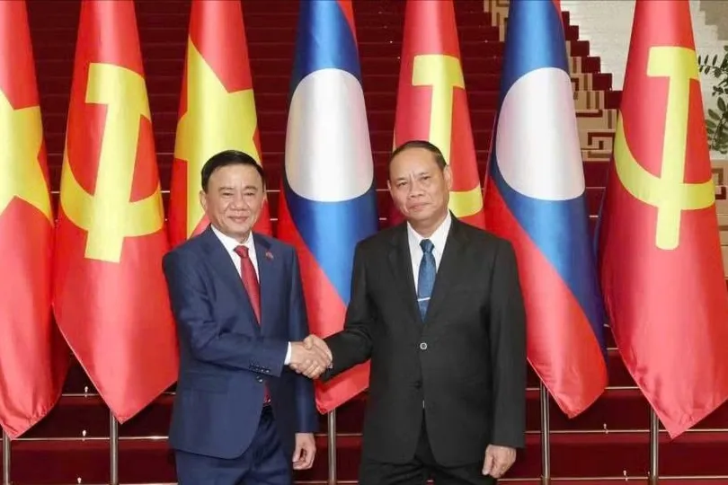 Thường trực Ban Bí thư Trung ương Đảng Nhân dân Cách mạng Lào Vilay Lakhamphong và Thường trực Ban Bí thư Trần Cẩm Tú chụp ảnh chung tại lễ đón. Ảnh: TTXVN