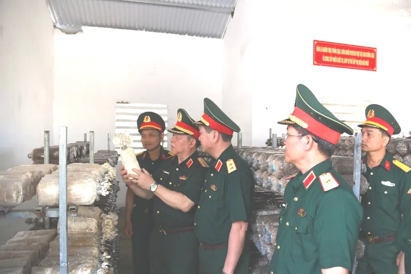 Đại tướng Nguyễn Trọng Nghĩa thăm, làm việc tại Trường Thiếu sinh quân miền Trung