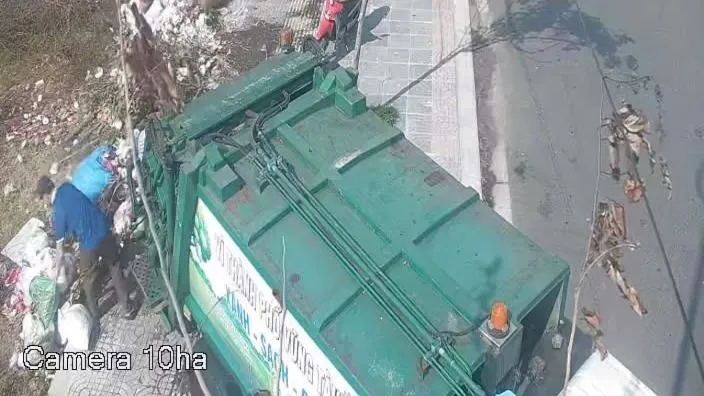 Đổ trộm rác, người vi phạm bị buộc dọn sạch bãi rác