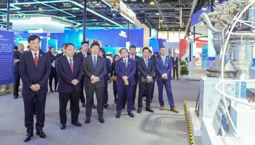 Đồng chí Nguyễn Duy Ngọc và Đoàn công tác tham quan khu trưng bày, nghe giới thiệu về quá trình hình thành, phát triển của Trung Quan Thôn và một số thành tựu nổi bật trong lĩnh vực khoa học, công nghệ, đổi mới sáng tạo của Bắc Kinh. Ảnh: TTXVN