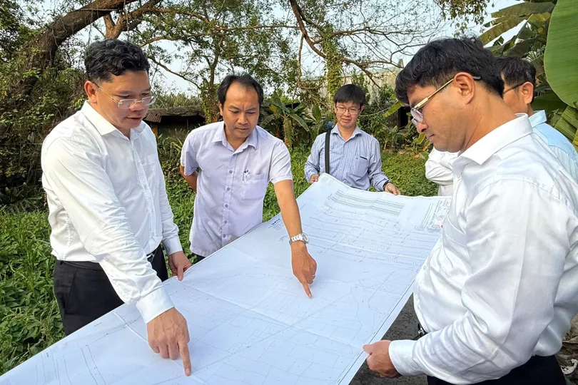 Phó Chủ tịch UBND TPHCM Hoàng Nguyên Dinh khảo sát thực địa tại dự án Khu liên hợp Thể dục thể thao Quốc gia Rạch Chiếc. Ảnh: TH