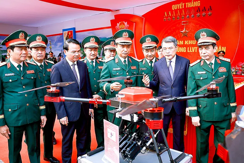 Thủ tướng Lê Minh Hưng tham quan trưng bày sáng kiến cải tiến kỹ thuật của Quân khu 4. Ảnh: TTXVN