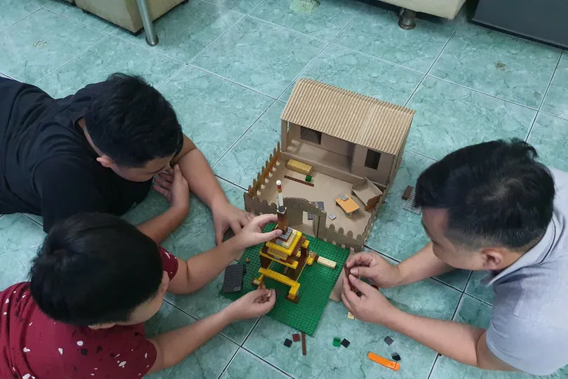 Dành thời gian chơi đùa với các con để góp phần nuôi dưỡng tình cảm gia đình. Ảnh: THU HƯỜNG