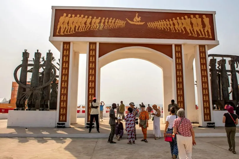 Một di tích buôn bán nô lệ ở Benin thu hút nhiều du khách. Ảnh: HOBET