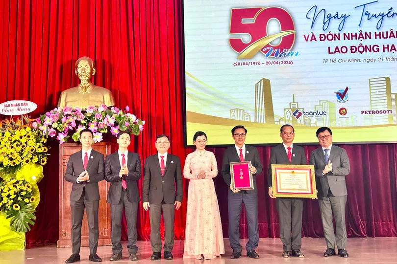 Công ty in Báo Nhân Dân tại TPHCM đón nhận Huân chương Lao động hạng Ba