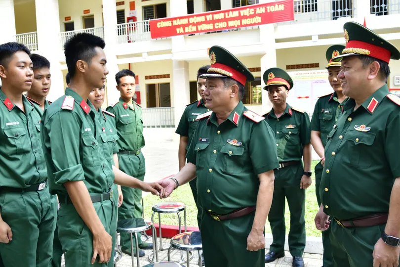 Xúc động buổi gặp mặt gia đình chiến sĩ mới