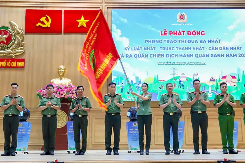 Thiếu tướng Tạ Văn Đẹp, Ủy viên Ban thường vụ Thành ủy, Phó Giám đốc Công an Thành phố trao cờ lệnh cho Ban chỉ huy Chiến dịch Hành quân xanh