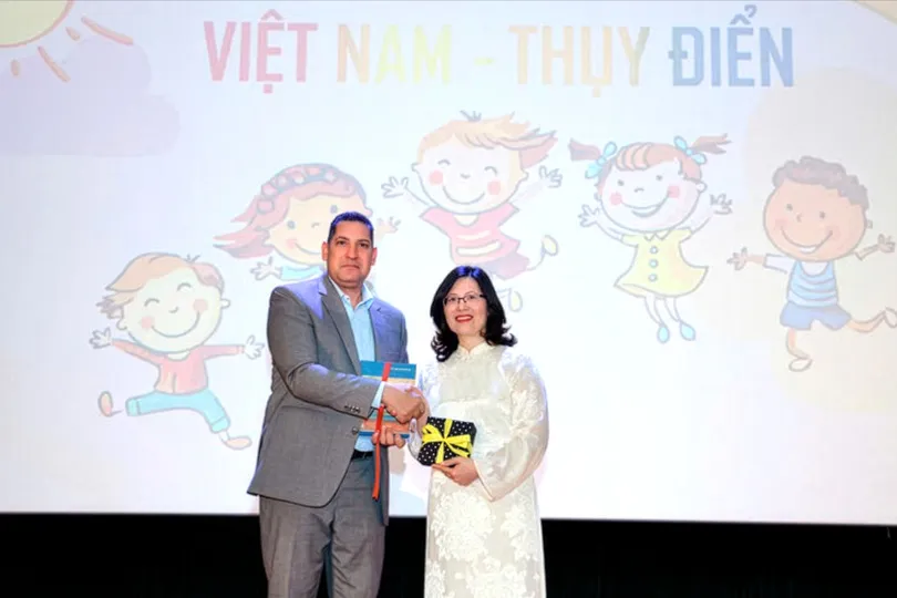 Viện trưởng Viện Phim Việt Nam Lê Thị Hà tặng các ấn phẩm của Viện Phim Việt Nam cho ngài Johan Ndisi, Đại sứ Thụy Điển tại Việt Nam. Ảnh: BTC